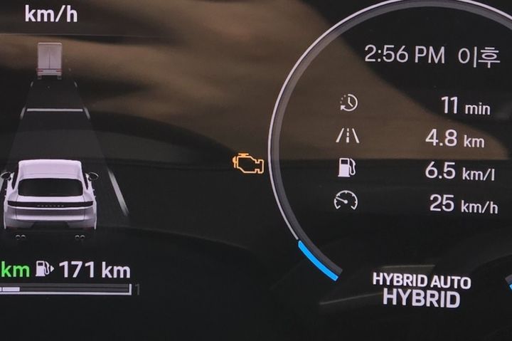 [서울=뉴시스] 포르쉐 카이엔 E-하이브리드 차량 계기판에 노란색 엔진 경고등이 떠있는 모습. (사진=독자 제공) photo@newsis.com *재판매 및 DB 금지 *재판매 및 DB 금지