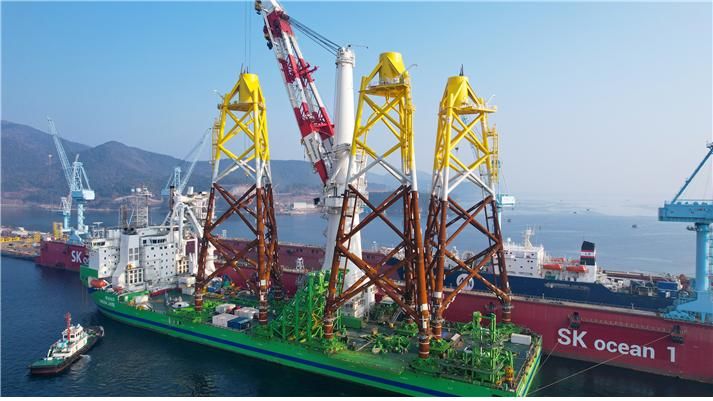 [고성=뉴시스] SK오션플랜트가 제작한 해상풍력 하부구조물이 선적을 마치고 수출길에 오르고 있는 모습. (사진=뉴시스 DB). photo@newsis.com&nbsp; *재판매 및 DB 금지