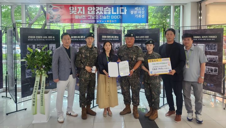 (왼쪽부터) 서재필 중앙보훈병원 비상계획과장, 안태성 학군사관후보생(64기), 김지은 중앙보훈병원 총무노무부장, 이대로 한성대 학군단장, 김다은 학군사관후보생(65기), 김효중 중앙보훈병원 총무노무팀장, 장희철 중앙보훈병원 서무과장. (사진=한성대 제공) *재판매 및 DB 금지
