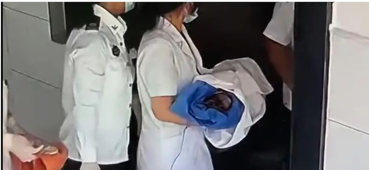 [서울=뉴시스] 중국 후베이성 어저우시에 거주하는 여성 리씨는 복부에 불편함을 느껴 병원을 찾았다가 남자아이를 출산했다. (사진=SCMP 캡처) 2025.06.27 *재판매 및 DB 금지