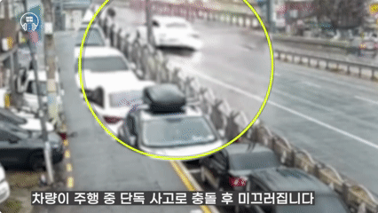 [서울=뉴시스] 지난달 서울 남부순환로에서 발생한 황당한 뺑소니 사고 영상이 25일 ‘서울경찰’ 유튜브 채널을 통해 공개됐다. (사진='서울경찰' 유튜브 캡처) 2025.06.27 *재판매 및 DB 금지 *재판매 및 DB 금지