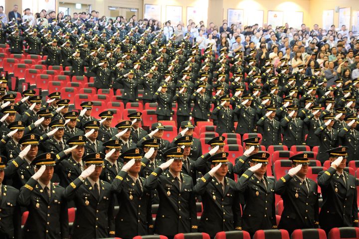 [서울=뉴시스]'육군은 27일 고창준 육군참모총장 직무대리 주관으로 충북 괴산군 소재 육군학생군사학교에서 '2025년 대한민국 육군장교 통합임관식'을 실시했다. 사진은 신임장교들이 임석상관인 육군참모총장 직무대리에게 경례를 하는 모습이다. (사진=육군 제공) 2025.06.27. *재판매 및 DB 금지