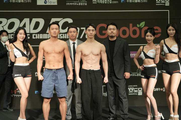 [서울=뉴시스] 27일 서울시 서대문구 홍은동 스위스그랜드호텔에서 열린 굽네 ROAD FC 073 계체량 행사에 참여한 윤형빈과 밴쯔.(사진=로드FC 제공)  *재판매 및 DB 금지