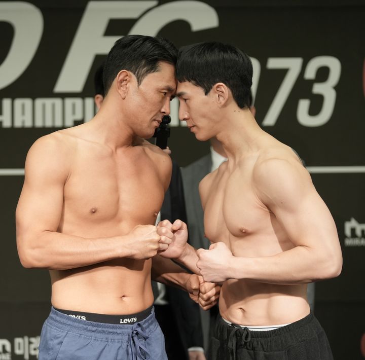 [서울=뉴시스] 27일 서울시 서대문구 홍은동 스위스그랜드호텔에서 열린 굽네 ROAD FC 073 계체량 행사에 참여해 페이스오프를 하는 윤형빈과 밴쯔.(사진=로드FC 제공)  *재판매 및 DB 금지