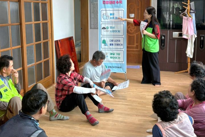 [순창=뉴시스] 순창군 보건의료원 관계자가 마을회관을 방문해 고령의 주민들에게 폭염피해 예방을 위한 안전수칙을 설명하고 있다. *재판매 및 DB 금지