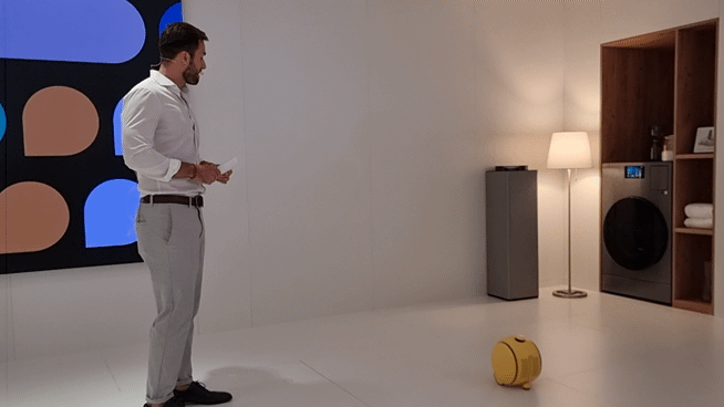 [서울=뉴시스]이지용 기자 = 지난해 독일 베를린에서 열린 'IFA 2024'에서 삼성전자의 볼리가 프로젝터를 통해 여행정보를 전달하는 모습. 2025.06.27. leejy5223@newsis.com *재판매 및 DB 금지