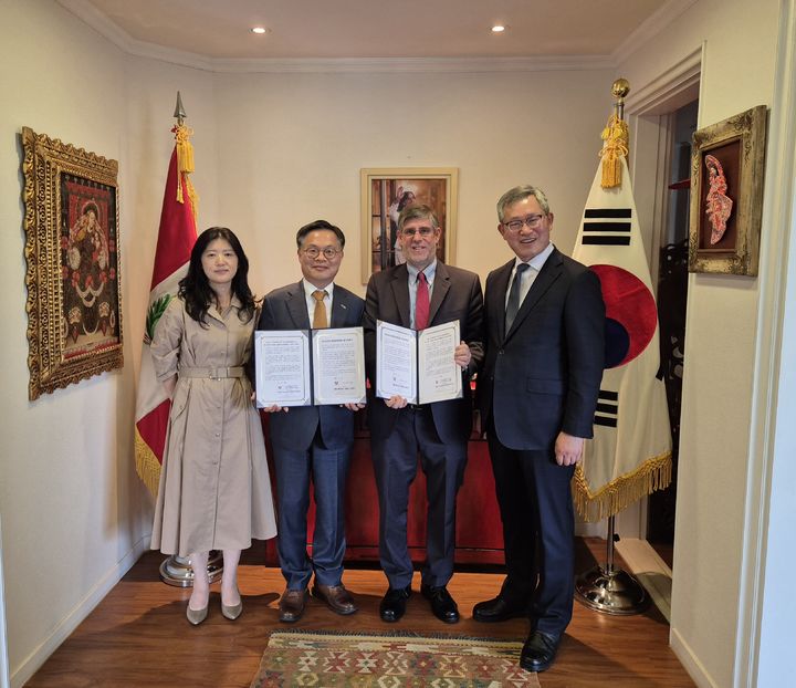 [여수=뉴시스] 27일 주한 페루 대사관에서 (재)여수세계섬박람회조직위원회 김종기 사무총장과 파울 페르난도 두클로스 파로디 주한 페루대사가&nbsp; 여수섬박람회 참가의향서에 서명한 뒤 기념촬영하고 있다. (사진=조직위 제공) 205.06.27. photo@newsis.com&nbsp; *재판매 및 DB 금지