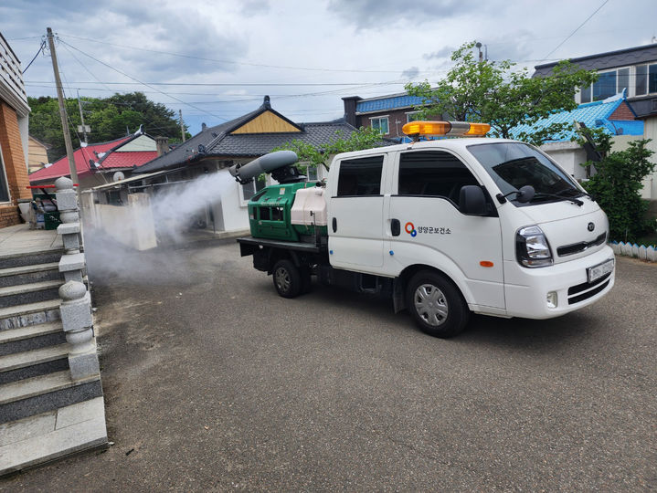 [양양=뉴시스] 양양군이 여름철 모기 등 해충으로 인한 감염병 예방을 위해 방역소독 활동을 하고 있다.(사진=양양군 제공)photo@newsis.com *재판매 및 DB 금지
