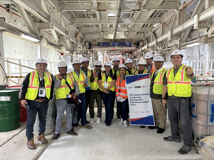 [서울=뉴시스] 페루 교통통신부 및 국가도로청 소속 연수생들이 지난 26일 한강터널 건설 현장 내부를 견학하는 모습. 2025.06.27. (사진=한국도로공사 제공) photo@newsis.com *재판매 및 DB 금지