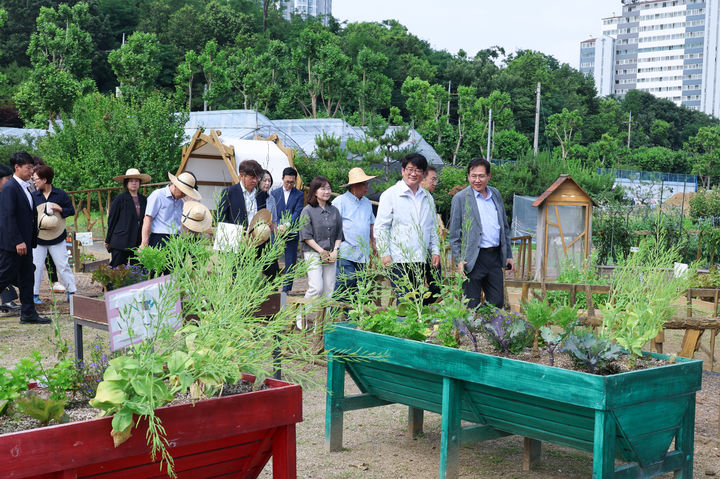 [세종=뉴시스]권재한 농촌진흥청장이 27일 오후 서울시치유농업센터를 방문해 도시형 치유농업 운영 현황을 파악하고 있다. (사진=농촌진흥청제공) *재판매 및 DB 금지