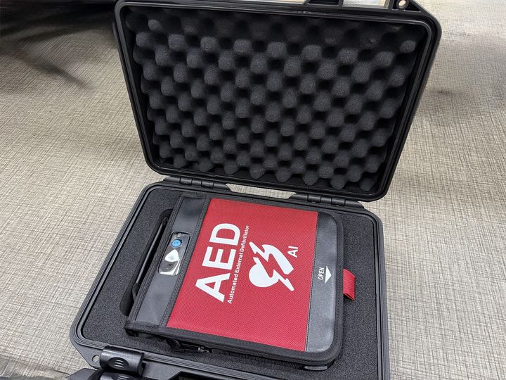 [동해=뉴시스] 동해시가 소규모 행사장에 무상 대여를 진행하고 있는 자동심장충격기 사진.(사진=동해시 제공)photo@newsis.com *재판매 및 DB 금지