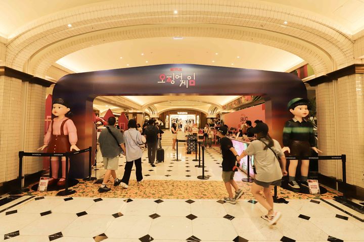 [서울=뉴시스]신세계백화점이 넷플릭스 오리지널 시리즈 '오징어 게임 시즌3' 공개를 기념해 관련 팝업스토어를 연다고 29일 밝혔다.(사진=신세계백화점 제공) *재판매 및 DB 금지