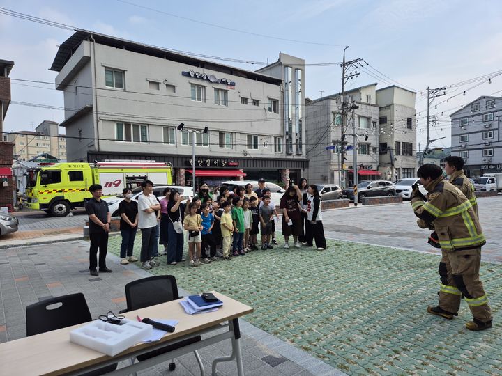 [함양=뉴시스] 함양군 한들거점센터에서 소방서와 합동 훈련. (사진=함양군 제공) 2025.06.27. photo@newsis.com *재판매 및 DB 금지