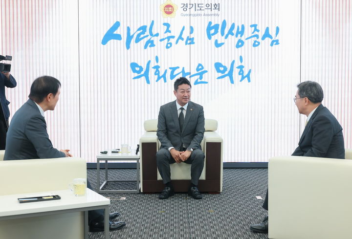 [수원=뉴시스] 김진경 경기도의회 의장, 김동연 경기도지사, 임태희 경기도교육감이 27일 도의회 예담채에서 정담회를 열고 도지사·교육감 대기실 일부를 할애해 청소원 휴게 공간을 확장하는 내용을 논의하고 있다. (사진=경기도의회 제공) 2025.06.27. photo@newsis.com *재판매 및 DB 금지