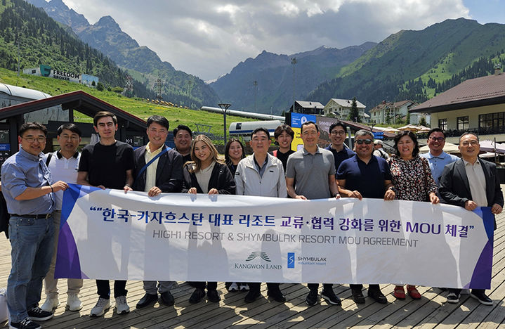 강원랜드는 몽골 대표 여행사와 GSA(General Sales Agent) 계약을 체결하고, 카자흐스탄 대표 산악리조트인 침블락 리조트와 관광 교류를 위한 MOU를 체결한 뒤 기념촬영하고 있다.(사진=강원랜드 제공)&nbsp; *재판매 및 DB 금지