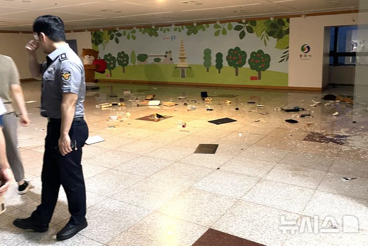 [충주=뉴시스] 충북 충주경찰서는 27일 충주시청 로비와 시장 부속실 집기 등을 부순 충주시 공무원 A씨를 공용물건손상 혐의로 긴급체포해 조사 중이다. 26일 오후 8시께 A씨가 파손한 진열장. (사진=독자 제공) 2025.06.27. photo@newsis.com 