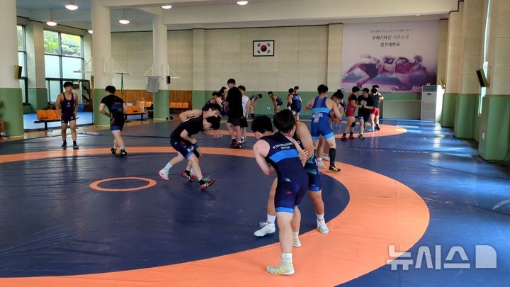 [전주=뉴시스]윤난슬 기자 = 전북 전주대학교는 레슬링부가 '제50회 KBS배 전국레슬링대회'에서 금·은·동메달 각각 3개를 획득하며 전국 최정상급 대학 레슬링팀으로서의 저력을 다시 한번 입증했다고 27일 밝혔다. (사진=전주대 제공) photo@newsis.com 