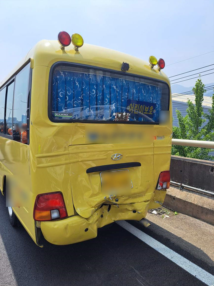 [부산=뉴시스] 27일 오전 부산 사상구 동서고가도로 감전램프 인근에서 발생한 3중 추돌사고로 유치원 버스 뒷부분이 파손돼 있다. (사진=부산경찰청 제공) 2025.06.27. photo@newsis.com *재판매 및 DB 금지