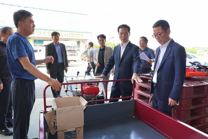 [음성=뉴시스] 음성군과 NH농협 음성군지부, 감곡농협이 협력사업으로 마련한 농자재를 농가에 전달하는 모습. (사진=음성군 제공) photo@newsis.com *재판매 및 DB 금지