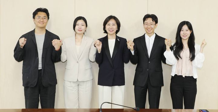 [서울=뉴시스] 국정기획위원회는 '국민주권 강화와 통합 전담반(TF)'이 전날(26일)부터 이틀간 국민통합위원회 분과위원과 청년위원을 잇달아 만나 간담회를 개최했다고 27일 밝혔다. 사진은 국민주권 강화와 통합 TF의 국민통합 소분과 위원장을 맡고 있는 허은아 전 개혁신당 대표가 간담회에서 청년위원들과 손을 잡고 있는 모습 (사진=국정기획위 제공) 2025.06.27. photo@newsis.com *재판매 및 DB 금지