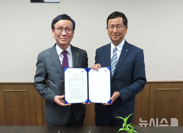 [창원=뉴시스]한국재료연구원(KIMS) 최철진(왼쪽) 원장과 일본 국립재료과학연구원(NIMS) 카루히로 호노 원장이 지난 24일 협력각서를 들고 기념촬영하고 있다.(사진=한국재료연구원 제공) 2025.06.27. photo@newsis.com