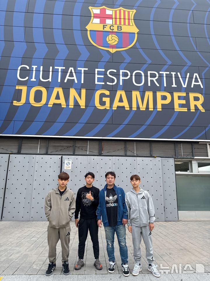 [서울=뉴시스] 스페인 프로축구 프리메라리가 FC바르셀로나 유스로 이적한 이대한(맨 왼쪽), 이민국(맨 오른쪽)과 '형' 이청용, '아버지' 이정욱씨, (사진=이정욱씨 제공) *재판매 및 DB 금지