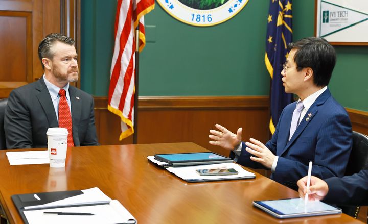 [서울=뉴시스] 여한구 산업통상자원부 통상교섭본부장이 26일 미국 워싱턴 D.C. 미국 의회 토드 영 상원의원 집무실에서 토드 영 미국 상원의원과 면담을 하고 있다. (사진=산업통상자원부 제공) 2025.06.27. photo@newsis.com *재판매 및 DB 금지