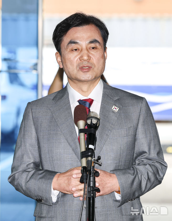 [서울=뉴시스] 권창회 기자 = 안규백 국방부장관 후보자가 27일 오전 서울 용산구 육군회관에 마련된 인사청문회 준비 집무실로 출근하며 취재진 질의에 답하고 있다. 2025.06.27. kch0523@newsis.com