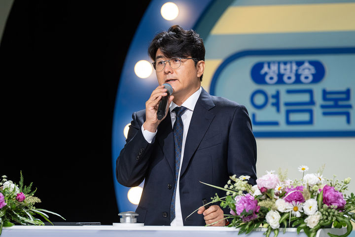 [서울=뉴시스] 홍덕기 동행복권 대표가 지난 26일 서울 상암동 MBC에서 열린 연금복권720+ 추첨 공개 생방송 '720 Day'에서 연금복권720+에 대해 설명하고 있다. (사진=동행복권 제공) 2025.06.27. photo@newsis.com *재판매 및 DB 금지