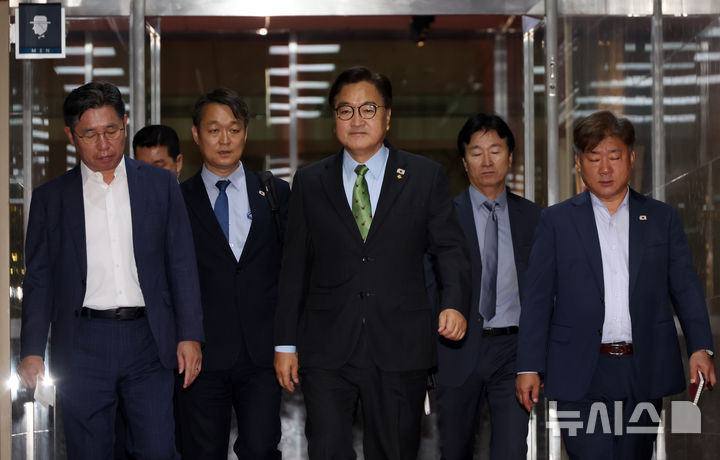 [서울=뉴시스] 고승민 기자 = 우원식 국회의장이 27일 서울 여의도 국회 의장실로 출근하고 있다. 2025.06.27. kkssmm99@newsis.com