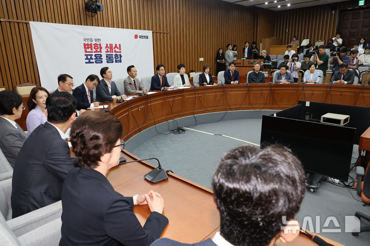 [서울=뉴시스] 김명년 기자 = 송언석 국민의힘 원내대표가 27일 오전 서울 여의도 국회에서 열린 원내대책회의에서 발언하고 있다. 2025.06.26. kmn@newsis.com