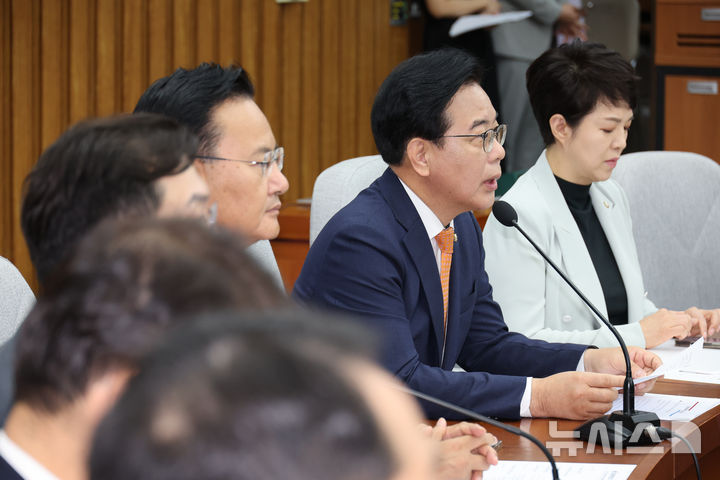 [서울=뉴시스] 김명년 기자 = 송언석 국민의힘 원내대표가 27일 오전 서울 여의도 국회에서 열린 원내대책회의에서 발언하고 있다. 2025.06.26. kmn@newsis.com