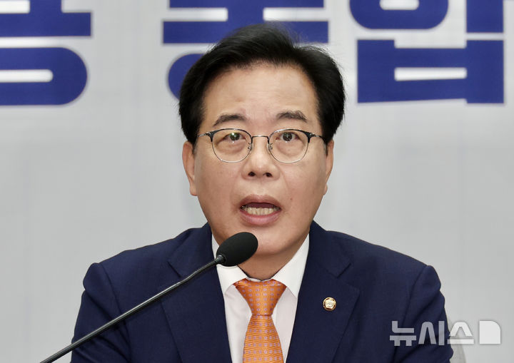 [서울=뉴시스] 김명년 기자 = 송언석 국민의힘 원내대표가 27일 오전 서울 여의도 국회에서 열린 원내대책회의에서 발언하고 있다. 2025.06.26. kmn@newsis.com