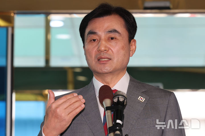 [서울=뉴시스] 권창회 기자 = 안규백 국방부장관 후보자가 27일 오전 서울 용산구 육군회관에 마련된 인사청문회 준비 집무실로 출근하며 취재진 질의에 답하고 있다. 2025.06.27. kch0523@newsis.com