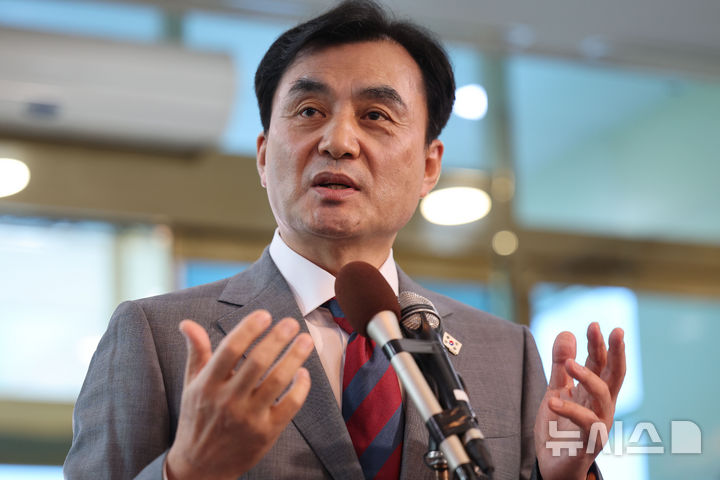 [서울=뉴시스] 권창회 기자 = 안규백 국방부장관 후보자가 27일 오전 서울 용산구 육군회관에 마련된 인사청문회 준비 집무실로 출근하며 취재진 질의에 답하고 있다. 2025.06.27. kch0523@newsis.com