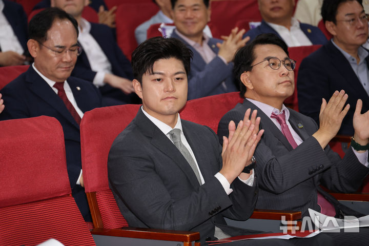 [서울=뉴시스] 김명년 기자 = 김용태 국민의힘 비상대책위원장이 27일 오전 서울 여의도 국회 의원회관에서 열린 대한민국 미래혁신포럼 주최 'K-조선산업, 재도약을 위한 미 래 국가전략은?' 세미나에서 박수치고 있다. 2025.06.26. kmn@newsis.com