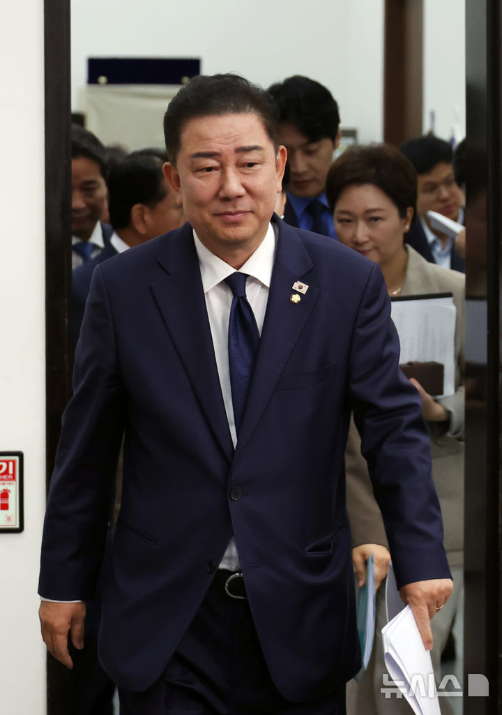 [서울=뉴시스] 고승민 기자 = 김병기 더불어민주당 대표 직무대행 겸 원내대표가 27일 서울 여의도 국회에서 열린 최고위원회의에 참석하고 있다. 2025.06.27. kkssmm99@newsis.com