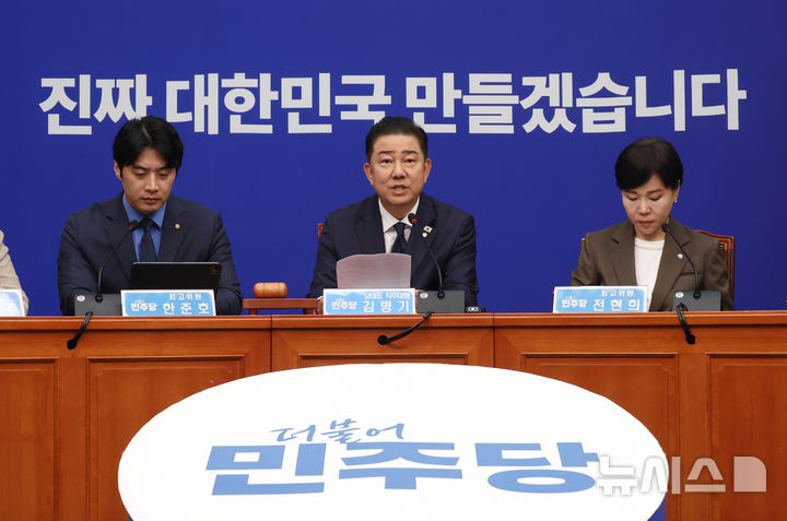 [서울=뉴시스] 고승민 기자 = 김병기 더불어민주당 대표 직무대행 겸 원내대표가 27일 서울 여의도 국회에서 열린 최고위원회의에서 발언하고 있다. 2025.06.27. kkssmm99@newsis.com