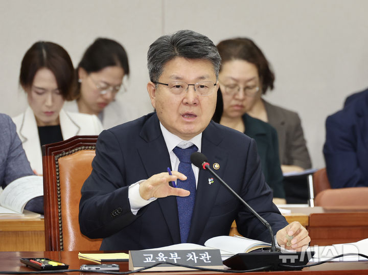 [서울=뉴시스] 김명년 기자 = 오석환 교육부 차관이 27일 오전 서울 여의도 국회에서 열린 교육위원회 전체회의에서 발언하고 있다. 2025.06.27. kmn@newsis.com