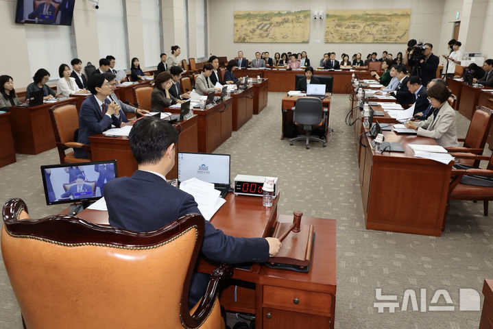 [서울=뉴시스] 김명년 기자 = 27일 오전 서울 여의도 국회에서 열린 교육위원회 전체회의에서 김영호 위원장이 의사봉을 두드리고 있다. 2025.06.27. kmn@newsis.com