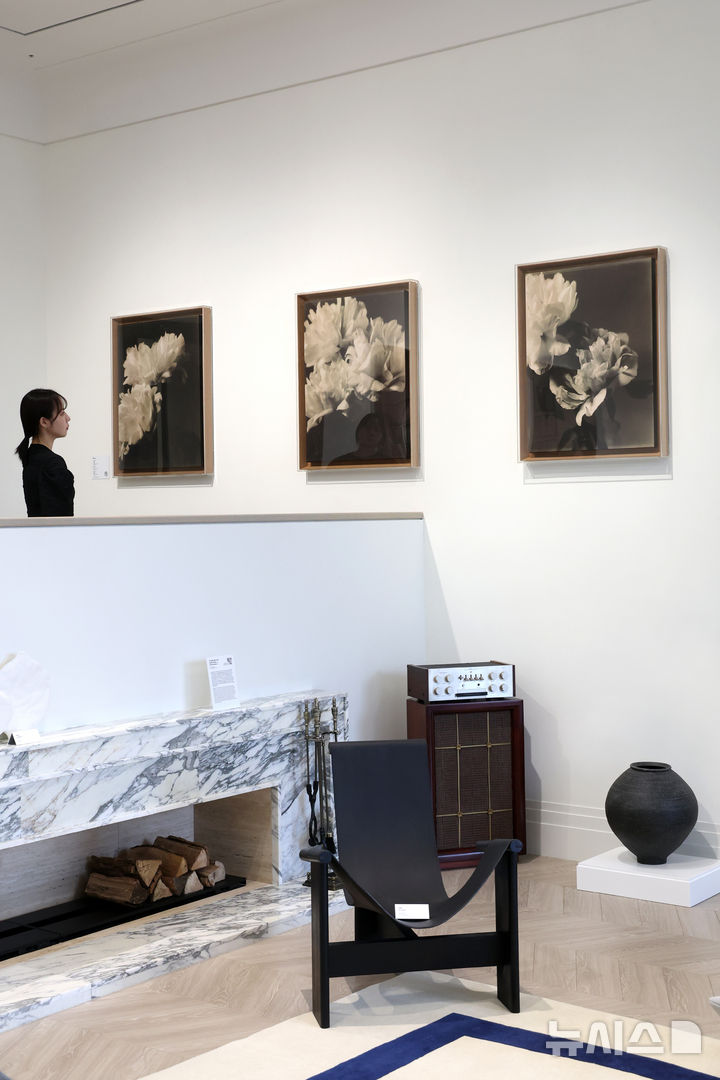 [서울=뉴시스] 박진희 기자 = 디뮤지엄(D MUSEUM)은 27일 서울 성동구 디뮤지엄에서 예술 작품과 컬렉션을 일상의 공간에서 만나보는 신개념 아트&라이프 전시 '취향가옥 2: Art in Life, Life in Art 2' 언론공개회를 갖고 주요 작품을 선보이고 있다. 이번 전시는 세계적인 거장부터 주목받는 신진 작가, 전통 공예에서 파인 아트에 이르기까지 경계 없는 다채로운 작품과 컬렉션 800여 점을 다양한 라이프스타일을 느낄 수 있는 층별 공간에서 선보이며, 예술 작품과 디자인 오브제가 사람 과 공간을 특징짓는 매개가 되고, 개인의 삶의 방식과 태도를 상징적으로 보여줄 수 있음에 주목한다. 2025.06.27. pak7130@newsis.com