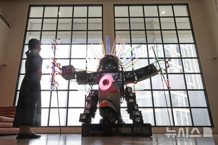 [서울=뉴시스] 박진희 기자 = 디뮤지엄(D MUSEUM)은 27일 서울 성동구 디뮤지엄 듀플렉스 하우스에서 예술 작품과 컬렉션을 일상의 공간에서 만나보는 신개념 아트&라이프 전시 '취향가옥 2: Art in Life, Life in Art 2' 언론공개회를 갖고 백남준 작가의 작품 '즐거운 인디언'을 선보이고 있다. 2025.06.27. pak7130@newsis.com