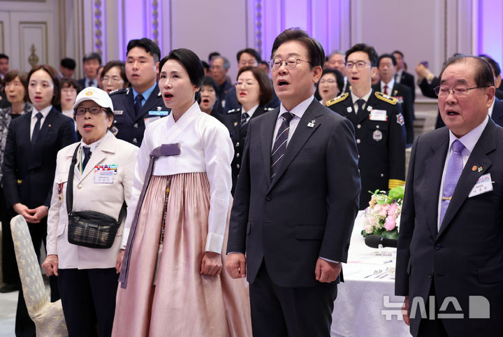 [서울=뉴시스] 최진석 기자 = 이재명 대통령과 부인 김혜경 여사가 27일 청와대 영빈관에서 열린 '호국보훈의 달, 대통령의 초대' 행사에서 애국가를 부르고 있다. (대통령실통신사진기자단) 2025.06.27. myjs@newsis.com