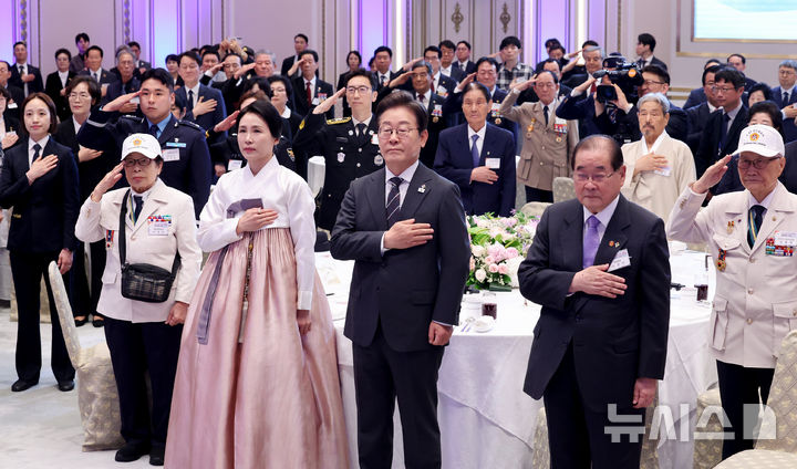 [서울=뉴시스] 최진석 기자 = 이재명 대통령과 부인 김혜경 여사가 27일 청와대 영빈관에서 열린 '호국보훈의 달, 대통령의 초대' 행사에서 국기에 경례하고 있다. (대통령실통신사진기자단) 2025.06.27. myjs@newsis.com