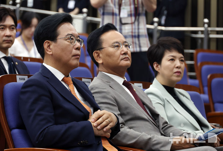 [서울=뉴시스] 고승민 기자 = 송언석 국민의힘 원내대표가 27일 서울 여의도 국회에서 열린 의원총회에서 김용태 비상대책위원장의 발언을 듣고 있다. 2025.06.27. kkssmm99@newsis.com