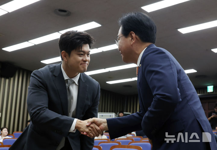 [서울=뉴시스] 고승민 기자 = 국민의힘 김용태 비상대책위원장과 송언석 원내대표 등 참석 의원들이 27일 서울 여의도 국회에서 열린 의원총회에서 인사를 하고 있다. 2025.06.27. kkssmm99@newsis.com