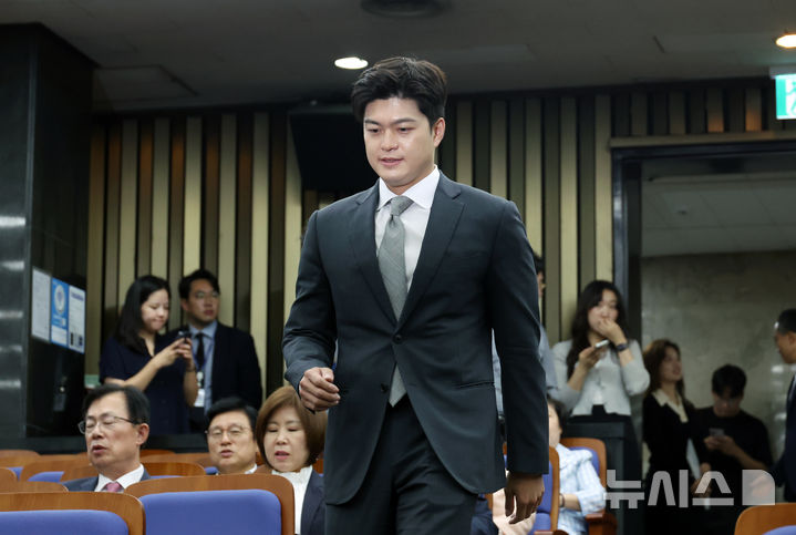 [서울=뉴시스] 고승민 기자 = 김용태 국민의힘 비상대책위원장이 27일 서울 여의도 국회에서 열린 의원총회에 참석하고 있다. 2025.06.27. kkssmm99@newsis.com