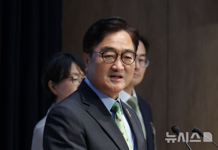 [서울=뉴시스] 고승민 기자 = 우원식 국회의장이 27일 서울 여의도 국회 소통관에서 국회입법조사처 산불 특별보고서 발간 기자회견을 하고 있다. 2025.06.27. kkssmm99@newsis.com