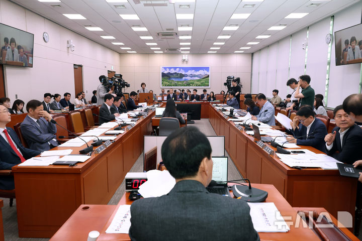 [서울=뉴시스] 고승민 기자 = 27일 서울 여의도 국회에서 열린 제426회 국회(임시회) 외교통일위원회 제2차 전체회의에서 김석기 위원장이 회의를 주재하고 있다. 2025.06.26. kkssmm99@newsis.com