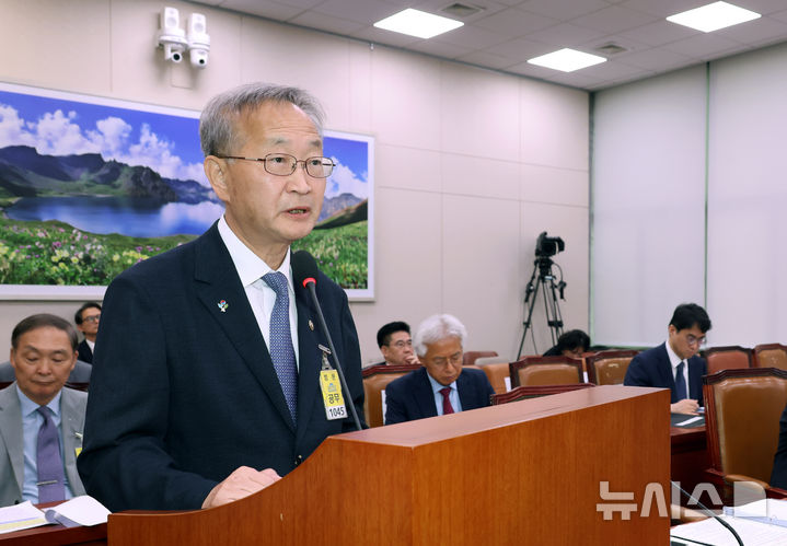 [서울=뉴시스] 고승민 기자 = 지난달 27일 서울 여의도 국회에서 열린 제426회 국회(임시회) 외교통일위원회 제2차 전체회의에서 김남중 통일부 차관이 제안설명을 하고 있다. 2025.07.11. kkssmm99@newsis.com